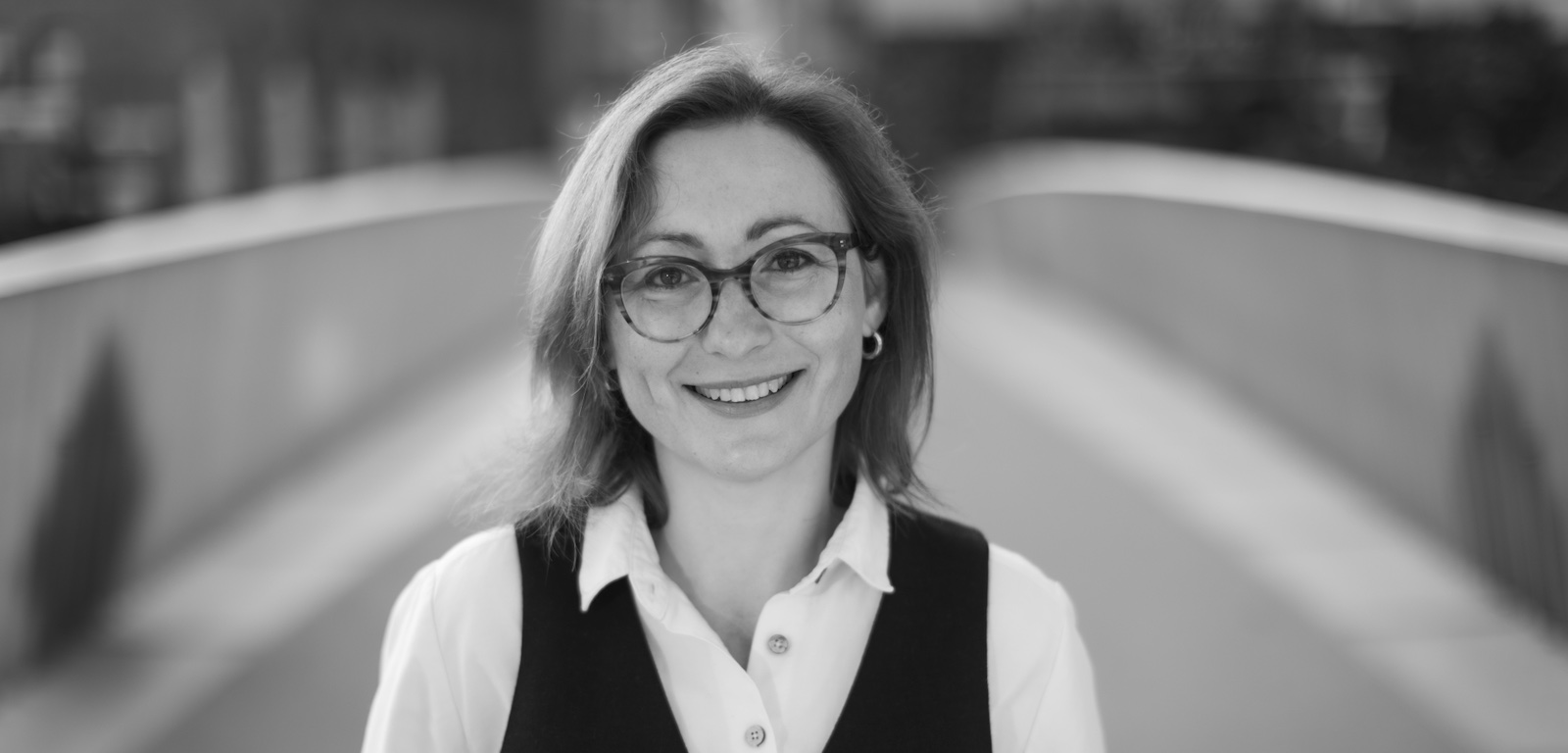 Psychoterapeuta Kamila Borysewicz stoi na kładce na Wyspę Spichrzów w Gdańsku