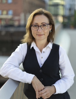 Psychoterapeutka Kamila Borysewicz stoi na kładce na Wyspę Spichrzów w Gdańsku